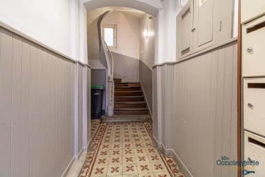 Couloir à l'entrée de l'immeuble