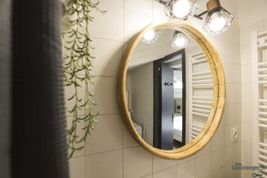 Salle de bain avec machine à laver et sèche cheveux
