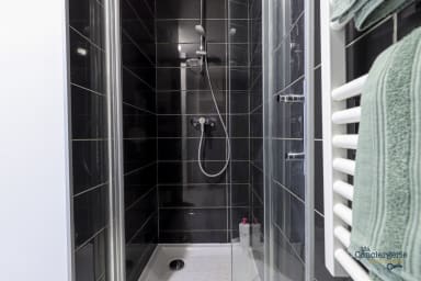 Salle d'eau avec wc et espace de rangement