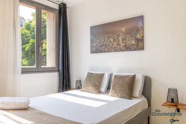 Chambre à coucher avec fenêtre donnant sur une cour intérieur