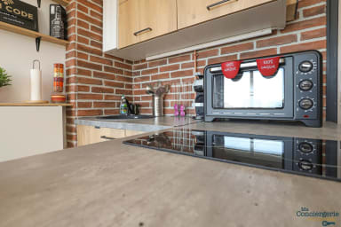Cuisine équipée avec four, une bouilloire, un grille pain, une machine à...