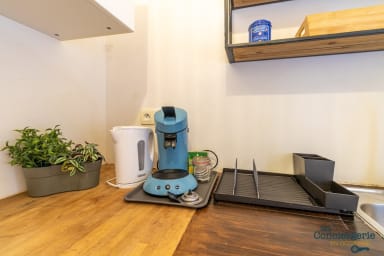 Cuisine équipée avec machine à laver, micro onde, plaque de cuisson, machine...