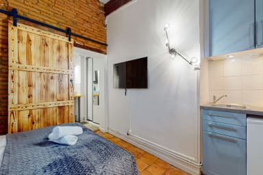 Espace de vie avec lit double, Kitchenette et salle d'eau attenante