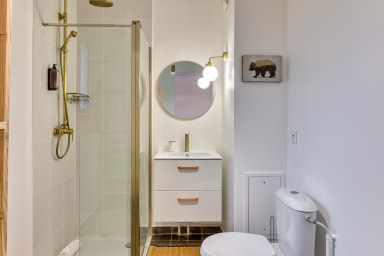 Salle de douche avec WC