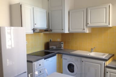 Cuisine équipée : lave vaisselle, lave linge, plaques cuisson, micro onde,...