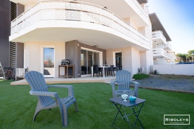 Jardin avec plusieurs espaces de détente.