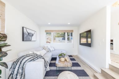 Relax in the livingroom, and enjoy your favorite movies on the flat screen TV