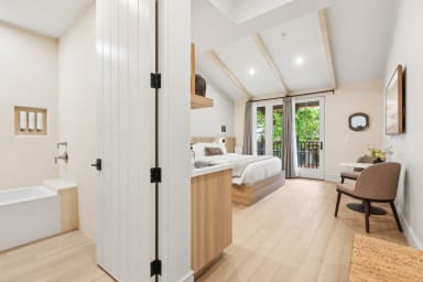 King-size bed & Ensuite bathroom