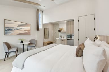 King-size bed, sleeps 2, seating area, and 65