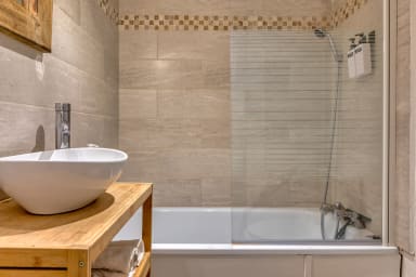 Salle de bain avec baignoire