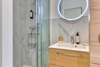 Salle de bain avec douche