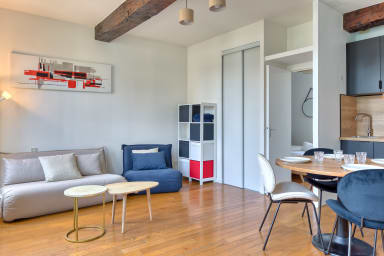 Salon avec fauteuil, canapé et tout le confort d'un moment de plaisir