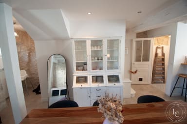 Salle à manger élégante avec grande table en bois, parfaite pour des repas...