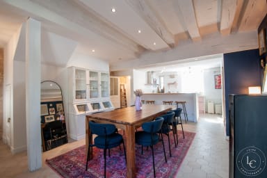 Salle à manger élégante avec grande table en bois, parfaite pour des repas...
