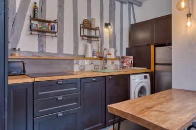 Cuisine tout équipée avec lave linge et lave-vaisselle