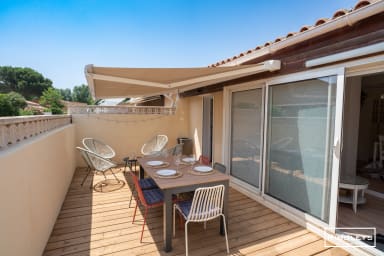 Grande terrasse avec salons de jardin, store banne et barbecue