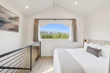 King-size bed, sleeps 2, and 55