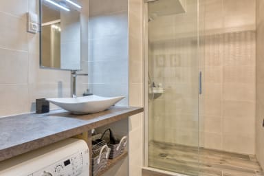 Salle de bain avec douche