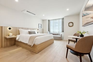 King-size bed, sleeps 2, seating area, and 65