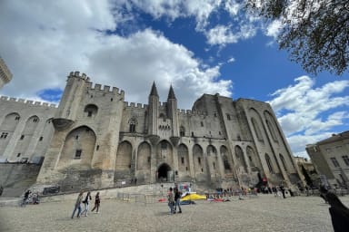 Le magnifique palais des Papes à Avignon, ambiance agréable sur le parvis et...