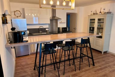 Large table, 6 convives. Tout est à porté de main et la cuisine très équipée...