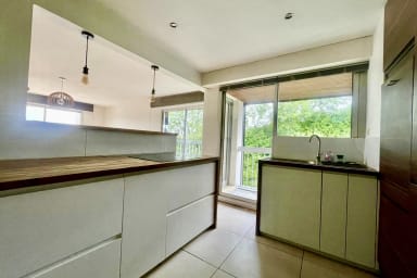 Jolie cuisine avec bel espace pour cuisiner