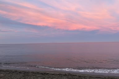 Infinite colors for moments suspended facing the sea