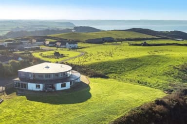 Unique home with uninterupted panoramic sea views