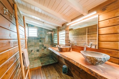 Salle de bains partagée ch 2 & 3