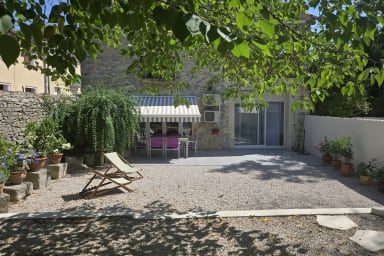 Terrasse fleurie – détente au cœur du village / Flower-filled terrace –...