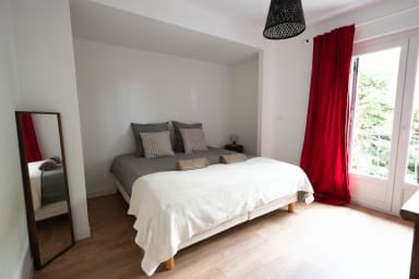 Chambre Master avec salle de bain – Lit king size, déco soignée et salle de...
