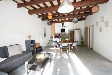 Salon lumineux – maison de village rénovée / Bright living room – renovated...