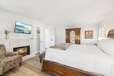 King-size bed, sleeps 2, DirecTV subscription, fireplace