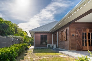 Photo de Bungalow en location saisonnière à Sainte-Anne en Guadeloupe