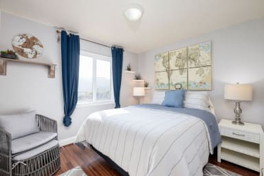 Kind size bed, lamp, drawers, window, world map