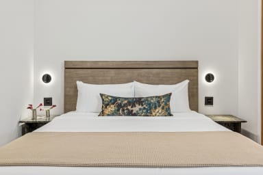 California King bed, sleeps 2, smart TV