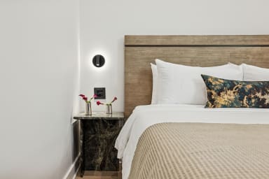 California King bed, sleeps 2, smart TV