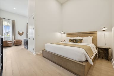 California King bed, sleeps 2, smart TV