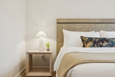 California King bed, sleeps 2, smart TV