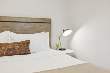 California King bed, sleeps 2, smart TV