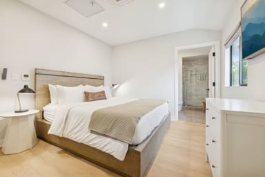 California King bed, sleeps 2, smart TV