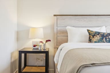 California King bed, sleeps 2, smart TV