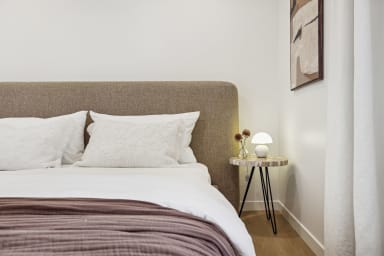 King-size bed, sleeps 2, smart TV