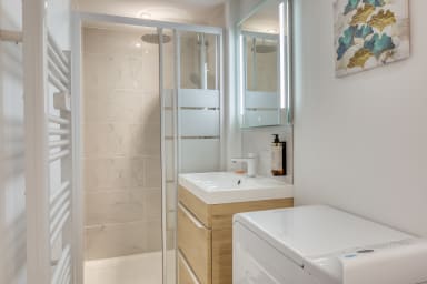 Salle de bain avec douche et WC