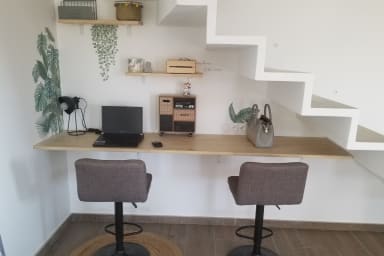 Espace travail pour 2 postes informatiques. Connexion TRES BON DEBIT à...