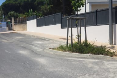 Places de stationnement autour de la maison gratuite. En plus de 2 places...