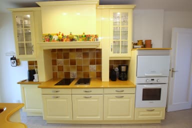 large cuisine climatisée ouverte sur terrasse