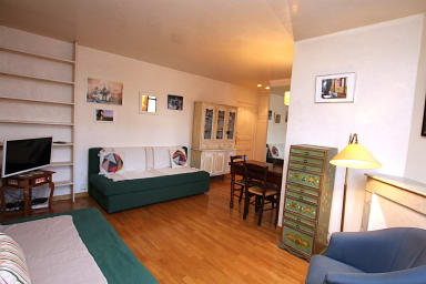 salon climatisé avec 2 canapés lits