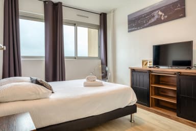 Chambre avec lit double et télévision