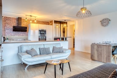 Salon confortable et salle à manger 